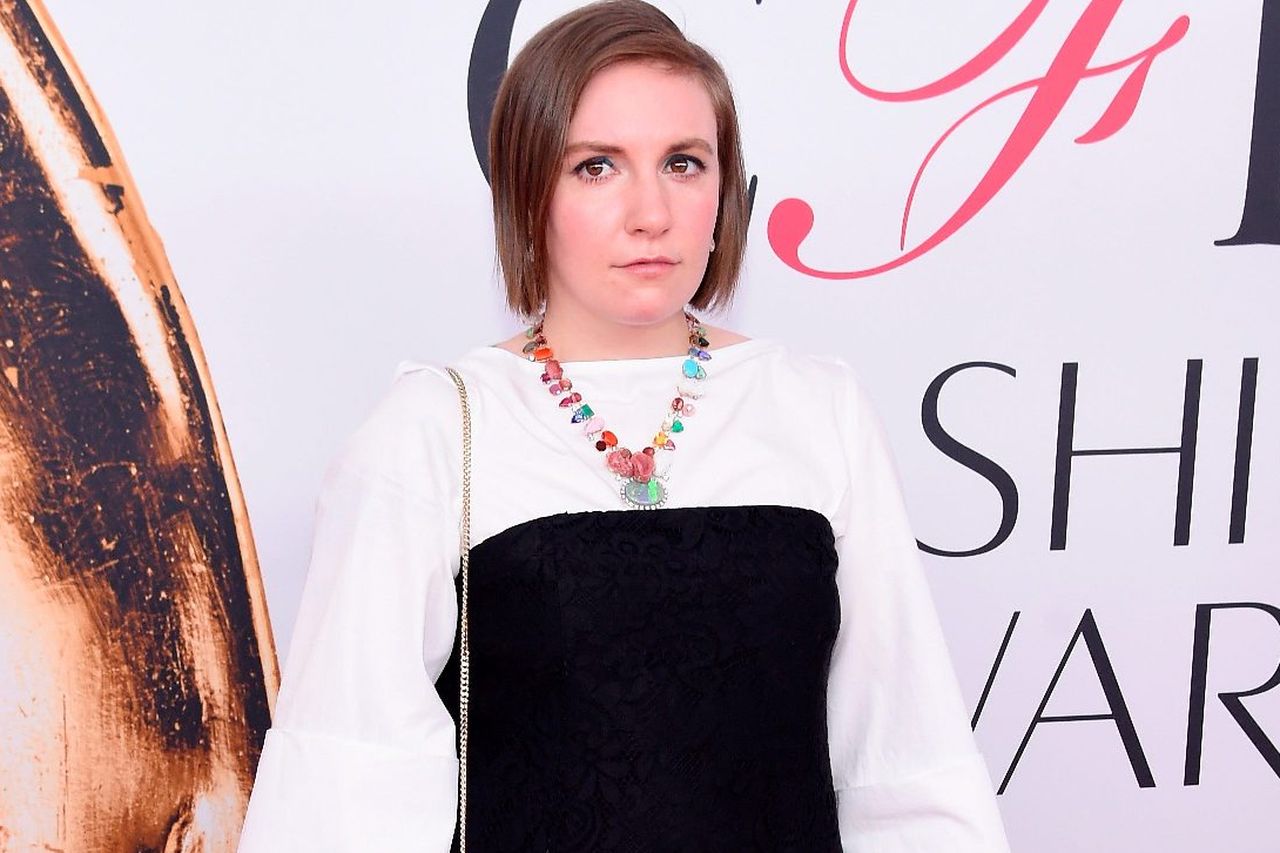 Lena Dunham Proudly Posts Bikini Selfie With Endo Scars And All