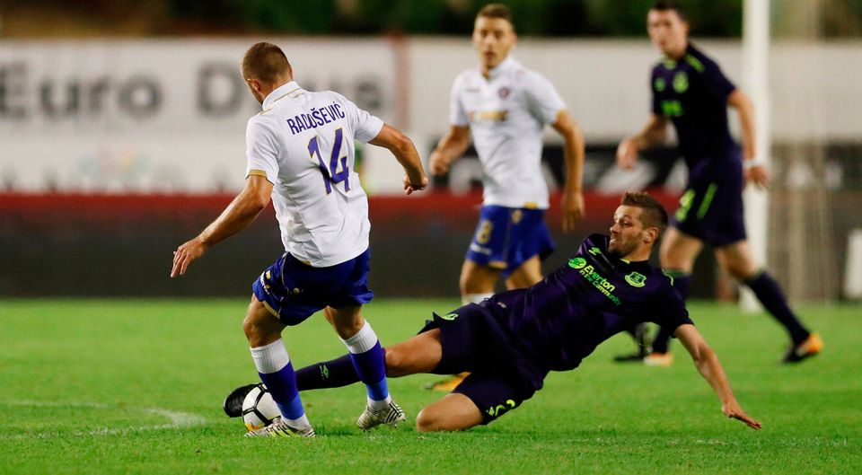 Everton's Morgan Schneiderlin in action with Hajduk Split's Josip Radosevic. Photo: Reuters/Andrew Boyers