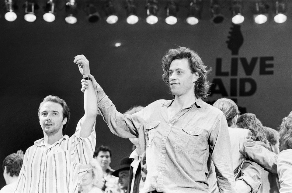 Midge Orr ve Bob Geldof, 1085'te Wembley'deki Live Aid kapanış konserinde sahnede. (Staff Photography/Daily Mirror/Mirrorpix/Getty Images)