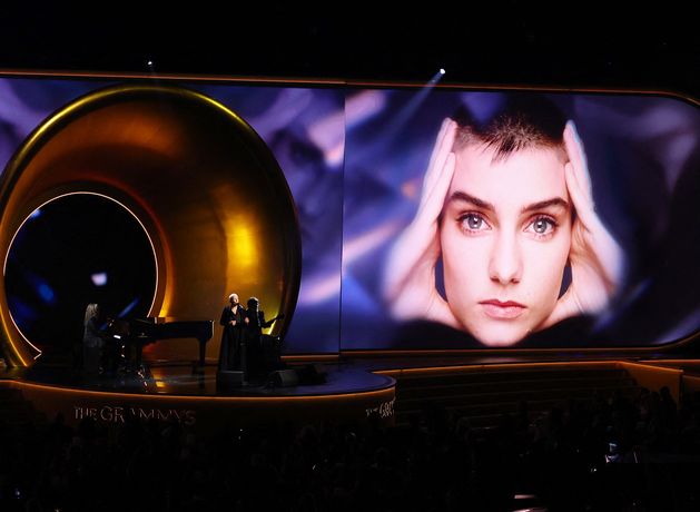 Annie Lennox rend hommage à Sinead O'Connor lors de sa puissante performance aux Grammy Awards
