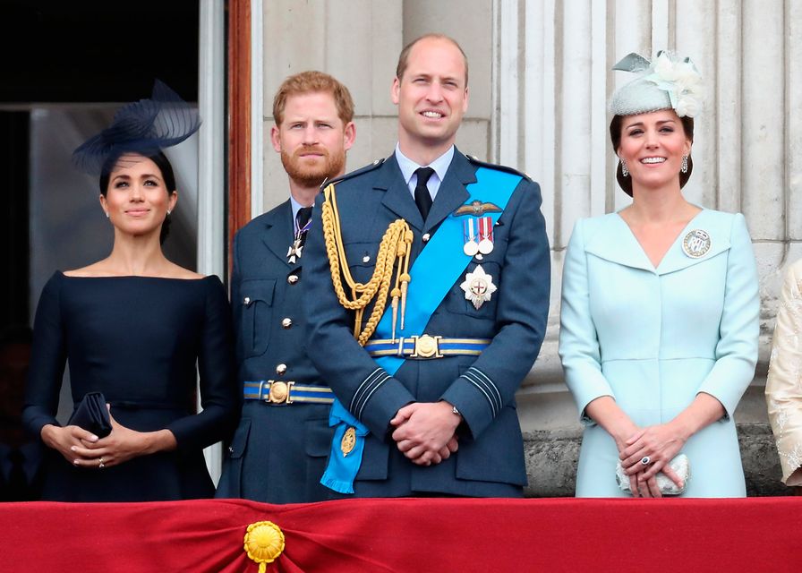 (L-R) Meghan, Duchess of Sussex, Prince Harry, Duke of Sussex, Prince William, Duke of Cambridge and Catherine, Duchess of Cambridge watch the RAF flypast on the balcony of Buckingham Palace, as members of the Royal Family attend events to mark the centenary of the RAF on July 10, 2018 in London, England. (Photo by Chris Jackson/Chris Jackson/Getty Images)  (Photo by Chris Jackson/Getty Images)
