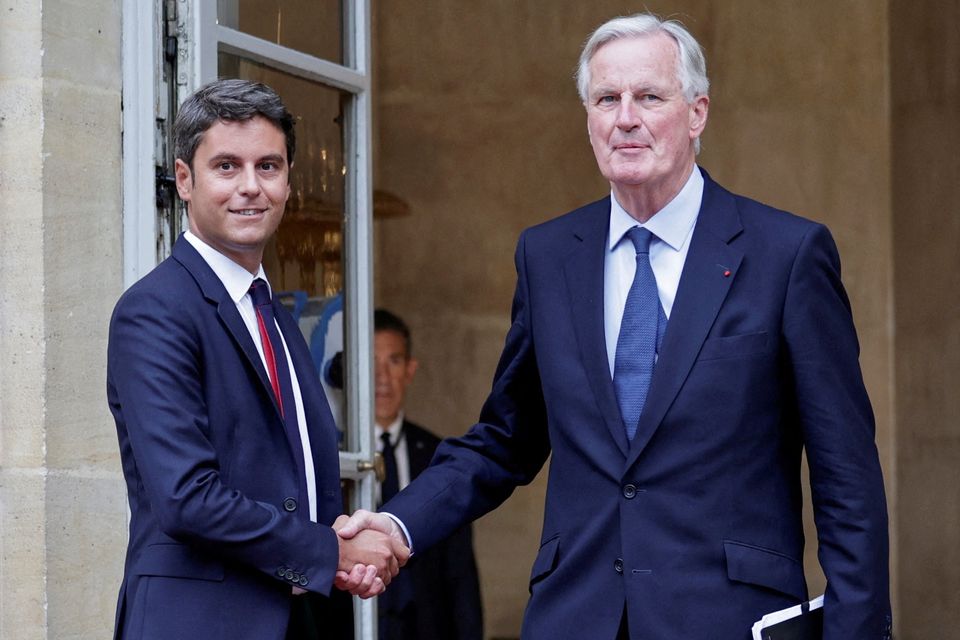 Michel Barnier (73) shakes hands with departing prime minister Gabriel Attal (35). Photo: Reuters