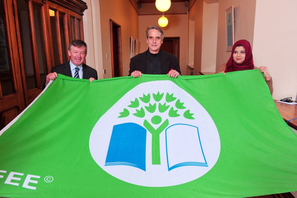 UCC President Dr. Michael Murphy; Jeremy Irons and Fiza Ahmed (UCC Student's Green Society) pictured with the Green Fag. UCC became the world's first Green Flag Campus for third-level institutions in 2010, an award received from An Taisce and the Foundation for Environmental Education. UCC UCC has been ranked second for the second year running in the Universitas Indonesia (UI) Greenmetric World University Ranking 2014. The Oscar winning actor attended a screening in UCC of the acclaimed environmental documentary,'Trashed'.