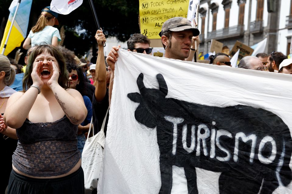 Protestas turísticas en Santa Cruz de Tenerife el 20 de abril de 2024. Fotografía: REUTERS/Borja Suarez