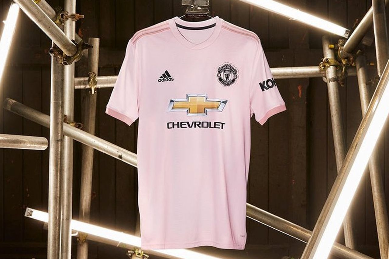 Manchester United greats join fans at pink away kit launch