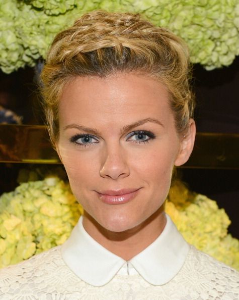 Supermodel Brooklyn Decker goes for the chop with pixie cut | Irish  Independent