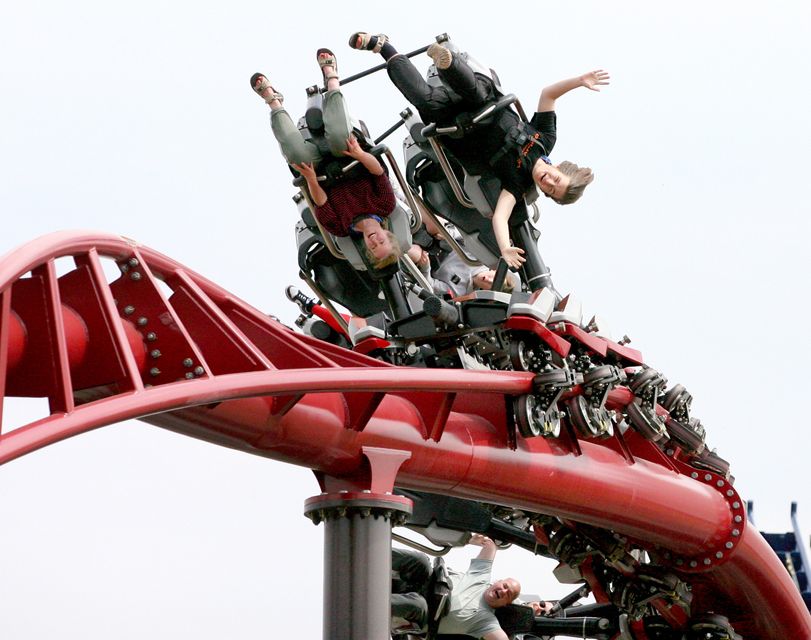 Los temerarios viajan en la nueva montaña rusa Na Fianna Force en Emerald Park en Ashbourne, Co Meath.  Foto: Mark Stedman