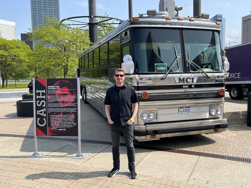 Pól at Johnny Cash's tour bus, outside the Rock & Roll Hall of Fame