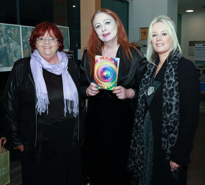 Anita Carroll, Anne Ireton et Regina Redmond au lancement du livre d'Anne Ireton de son nouveau livre Bohemian Whirlpools à la bibliothèque Gorey. PHOTO : Sabrina Ffrench