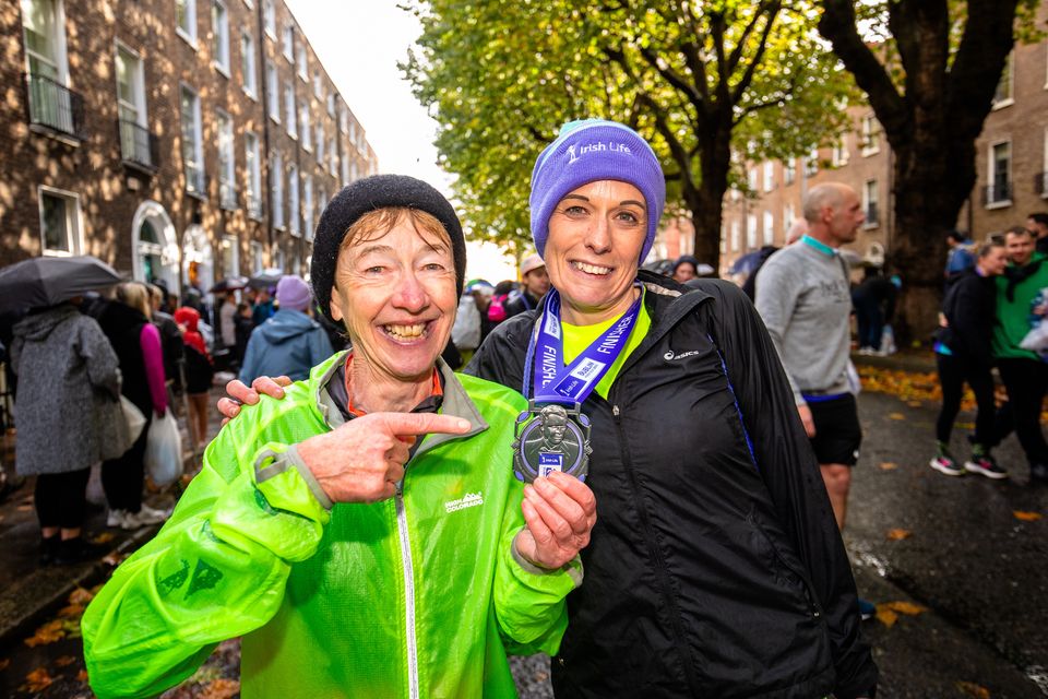 Aisling Matthews, après avoir obtenu l'aide de sa tante Eilish Humphreys, a terminé l'Irish Life Marathon à Dublin.  Photo : Mark Condren