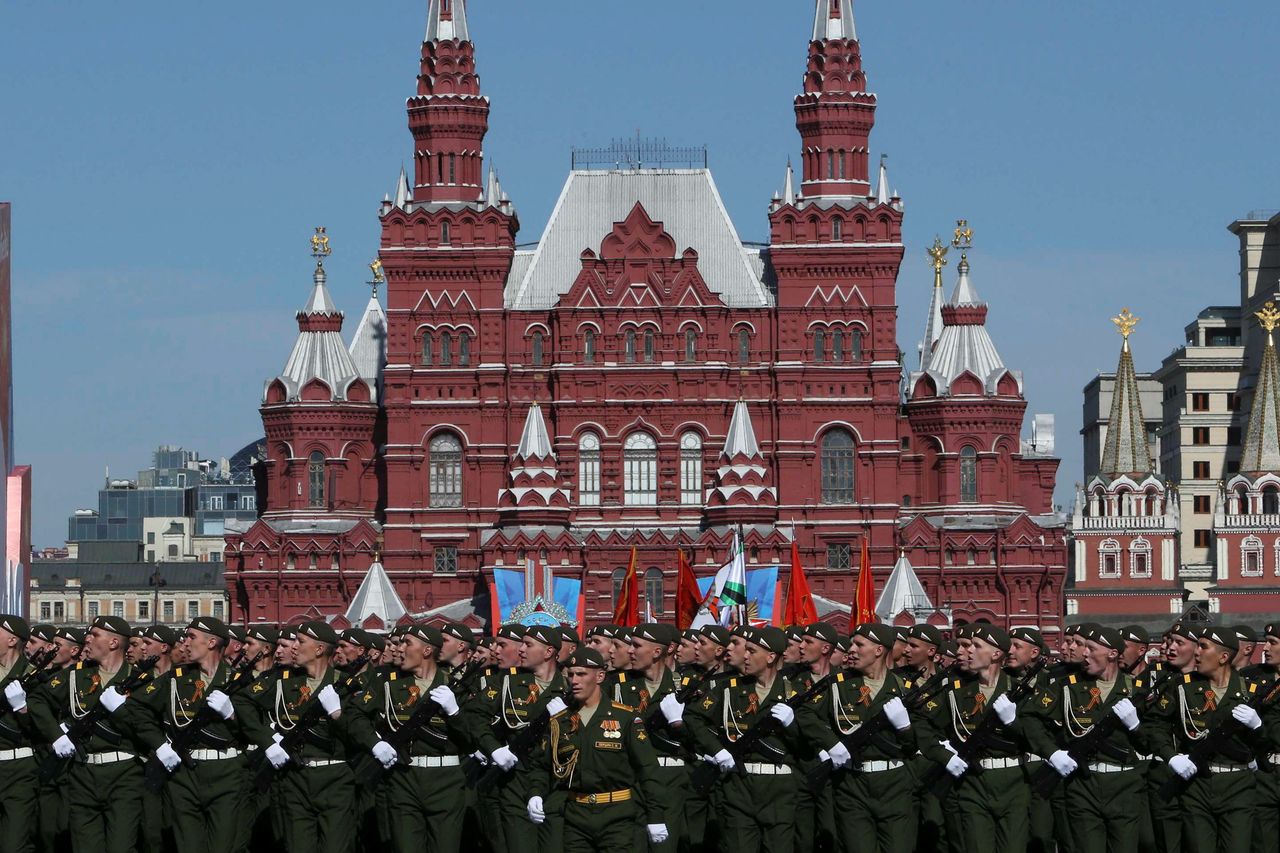 Tanks rumble and fighter jets scream in Russia's biggest WW2 Victory ...