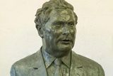 thumbnail: Bronze bust of John Hume by sculptor Elizabeth O'Kane