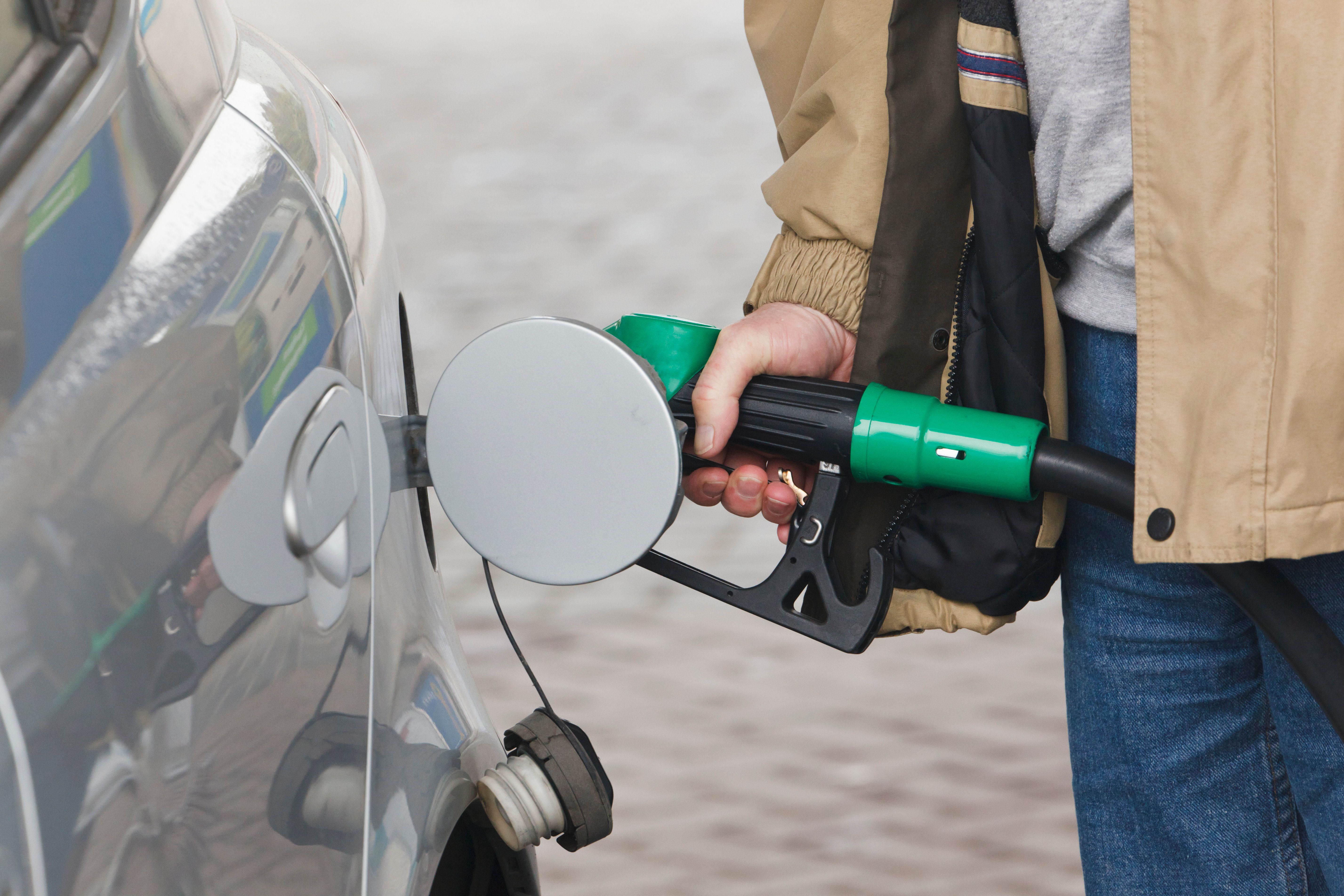 Inquiétudes concernant une hausse potentielle des prix de l’essence et du diesel alors que le prix du pétrole brut approche les 100 dollars le baril