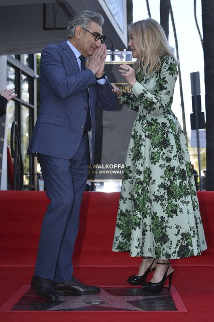 Юджин Леви (слева) и Кэтрин О'Хара присутствуют на церемонии в честь присвоения Леви звезды на Аллее славы в Голливуде (Richard Shotwell/Invision/AP/PA)
