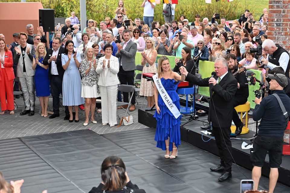 Rose de Tralee Raisin Wiley con el cantante Neil Heaslip en la recepción cívica de Keys Island organizada por el Consejo del Condado de Kerry. Foto de Dominic Walsh.