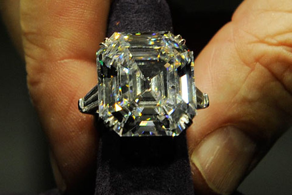 VIDEO Liz Taylor s diamond ring sells for 6.7m setting new world