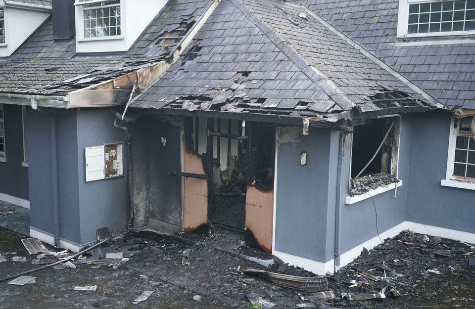 Scène d'un incendie criminel dans une maison vacante à Co Kildare qui, selon les rumeurs, était à tort un hébergement pour demandeurs d'asile (Niall Carson/PA)