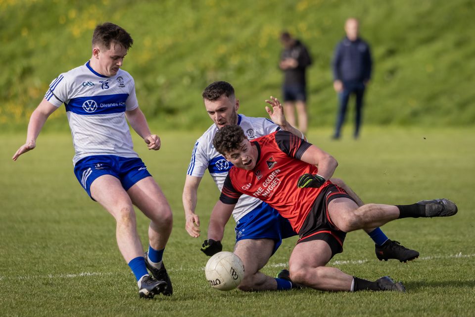 Emmet O'Shea of Fossa in action against Dominic Finnegan (4) and Kian Downey (13) of Castleisland Desmonds during their County League Division 2 game in Fossa on Saturday. Photo by Tatyana McGough