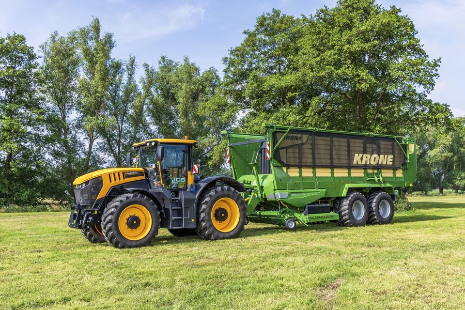 JCB FASTRAC 8330 Farm Equipment For Sale | TractorHouse.com