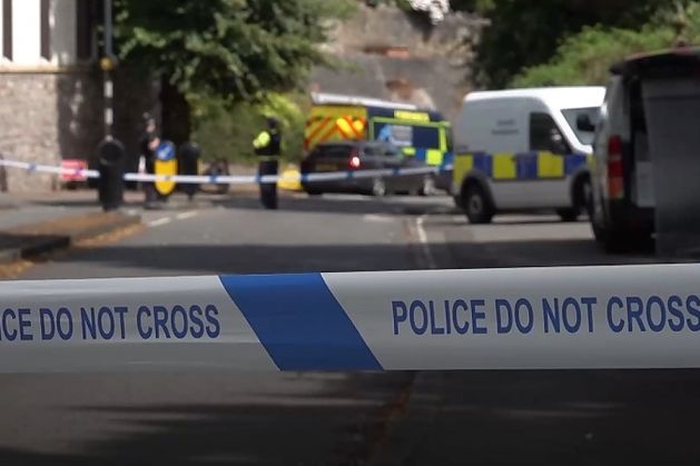 ブリストルでスーツケースから人骨が発見され、ロンドンで男が逮捕される