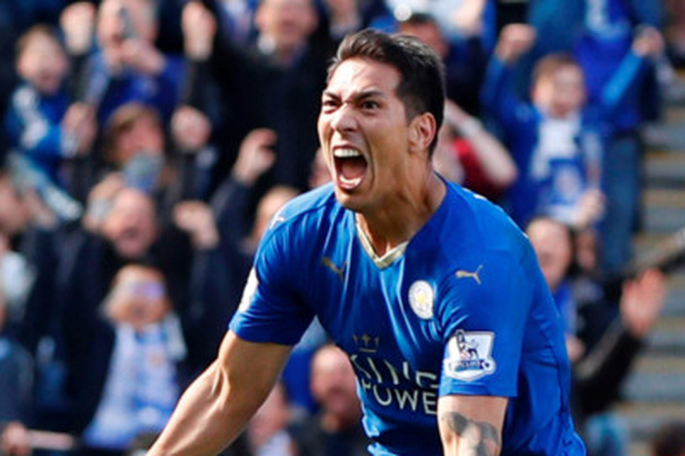 Leonardo Ulloa celebrates scoring from the penalty spot to earn a draw for Leicester. Photo: Getty