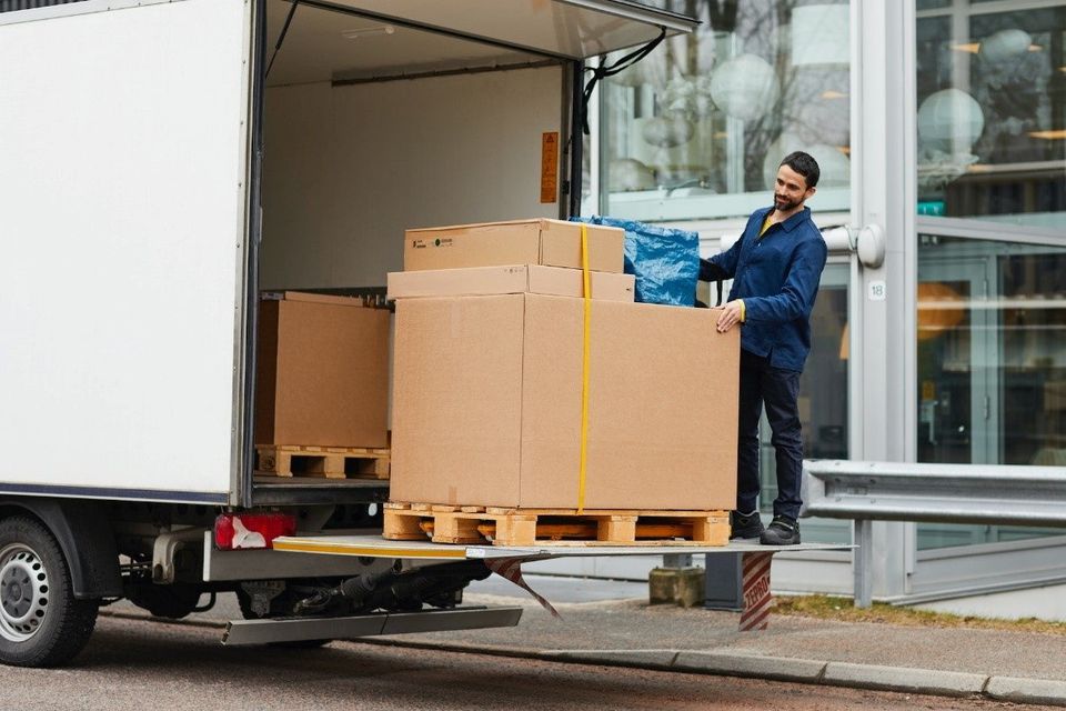 Customers can collect their IKEA orders from Tesco Extra for free if the order is over €200, while orders under €200 will cost €15. 