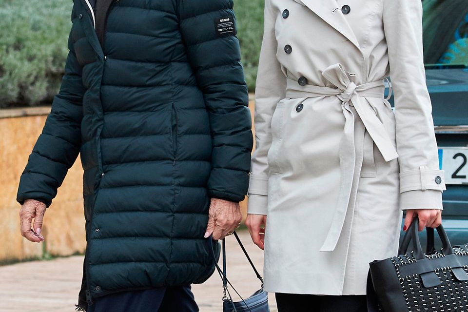 La Reina Letizia de España (derecha) y la Reina Sofía (izquierda) visitan al Rey Juan Carlos en el Hospital La Moraleja el 7 de abril de 2018 en Madrid, España.  El rey Juan Carlos fue operado de su rodilla derecha para sustituir una antigua prótesis.  (Foto de Carlos Álvarez/Getty Images)