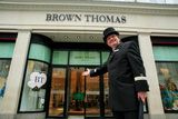 Миниатюра: консьерж в универмаге Brown Thomas Шейн Мерфи после его открытия в рамках второго этапа планов правительства по улучшению экономики на Графтон-стрит в Дублине.  Фотография: Гарет Чейни/Коллинз