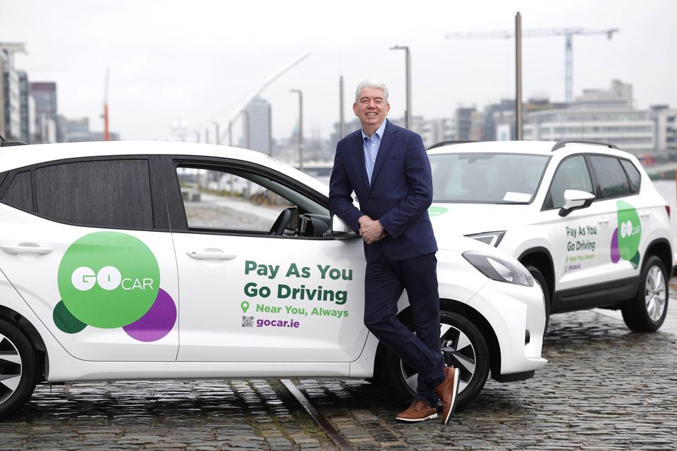 Sur la photo sur Sir John Rogerson Quay à Dublin, Paul MacNeice, responsable de GoCar dans le pays.