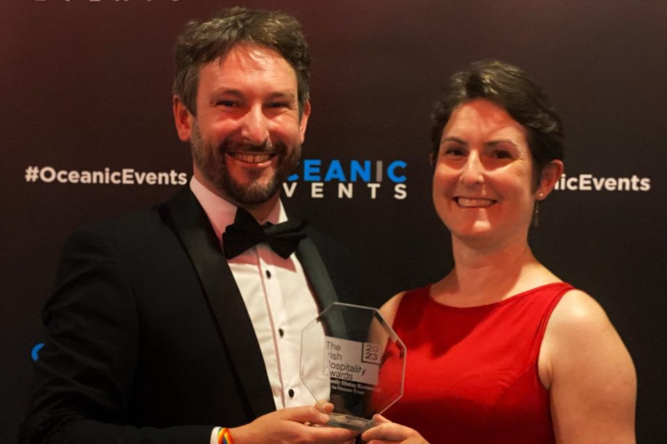 Damien O'Mahony y su hermana Jade, del restaurante familiar Jumbo's en Listowel, ganaron el 'Mejor restaurante familiar de Irlanda' en los premios Irish Hospitality Awards 2023 en Dublín a principios de esta semana.