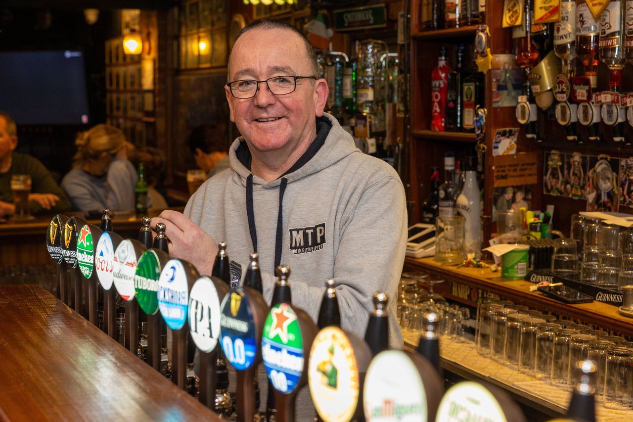 Kerry barman pulls his last pint in famous Listowel bar after 23 great ...