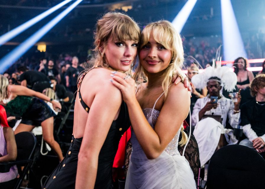 Taylor Swift et Sabrina Carpenter aux Video Music Awards 2023. Photo : Getty