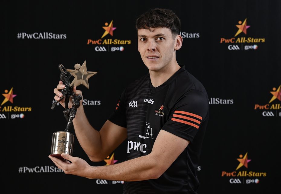 David Clifford con el premio PwC GAA/GPA Futbolista del Año en los Premios PwC GAA/GPA All-Star 2023 en el RDS de Dublín.