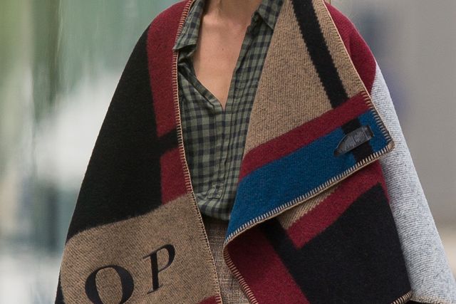 Olivia Palermo - Personalised Burberry poncho blanket - Celebs