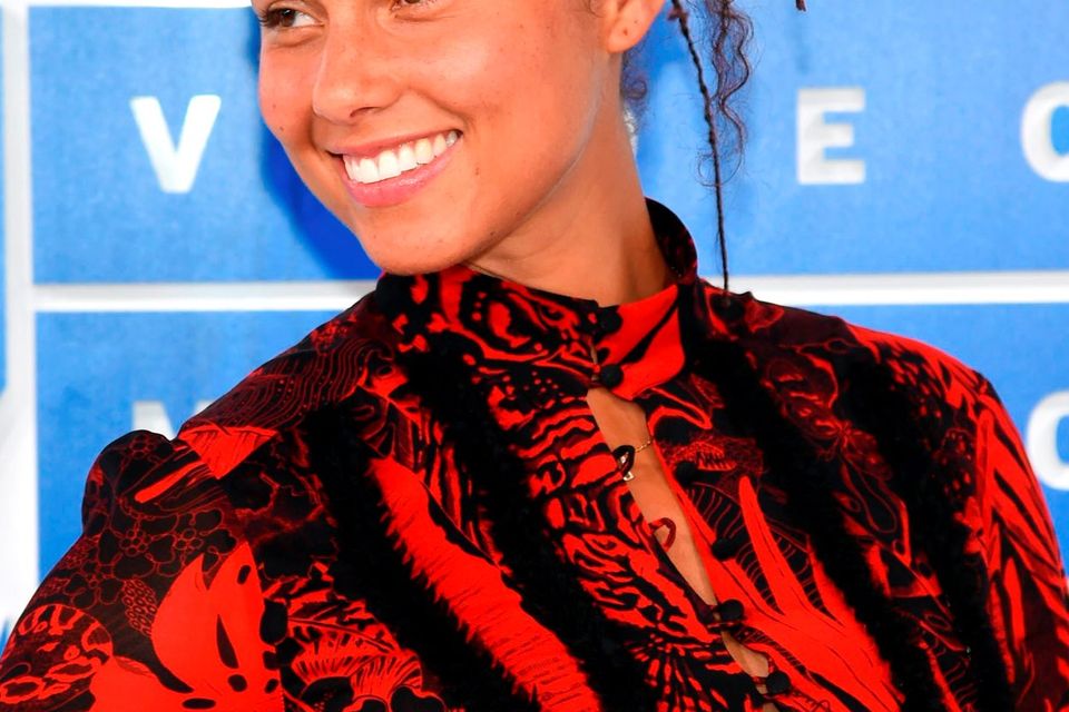 People aren't happy that Alicia Keys didn't wear makeup at the VMAs