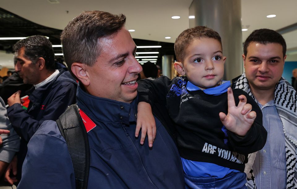 Ibrahim Al-Agha et son fils Omar, qui ont fui Gaza après leur arrivée à l'aéroport de Dublin.  Photo : Jerry Mooney