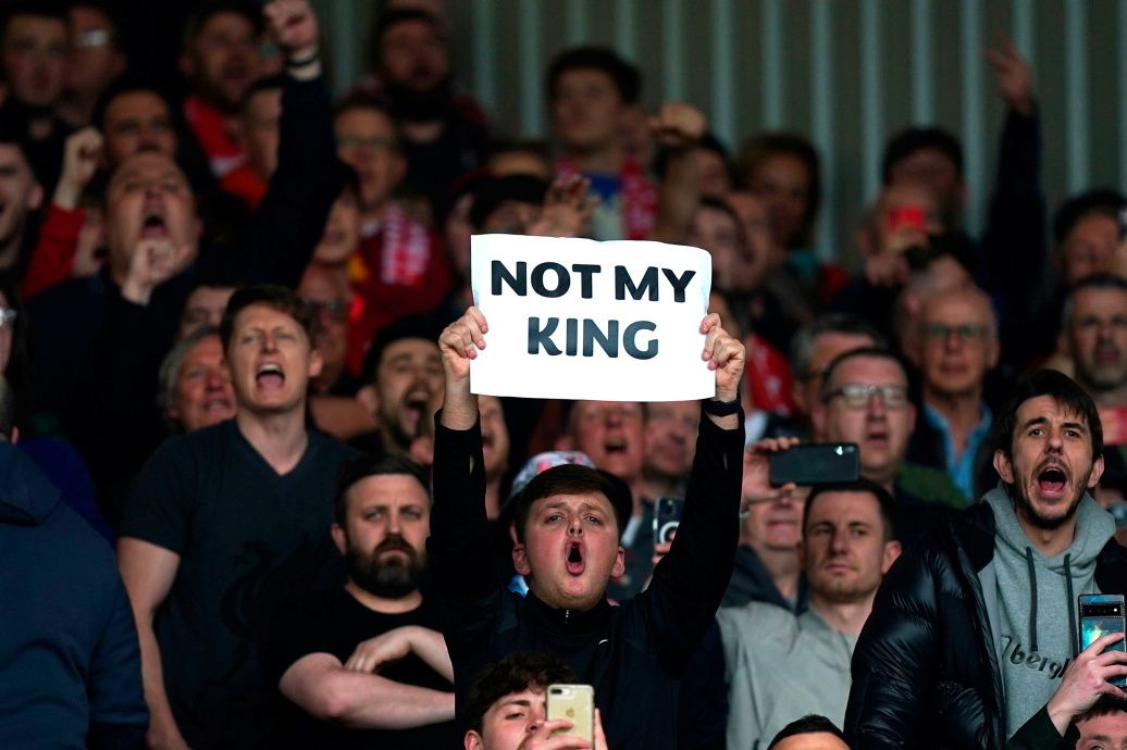 Regardez: les fans de Liverpool tournent « God Save The King » à Anfield après la décision de la Premier League de jouer l’hymne national