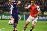 thumbnail: Arsenal's Nacho Monreal, right, and Anderlecht's Dennis Praet, left, vie for the ball during the Group D Champions League match between Anderlecht and Arsenal