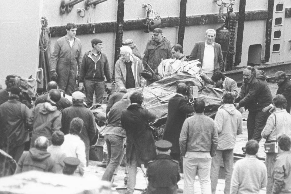 air india crash, covered wreckage being off-loaded in cork. pic ted mc carthy 31/10/85
NO FURTHER INFORMATION AVAILABLE