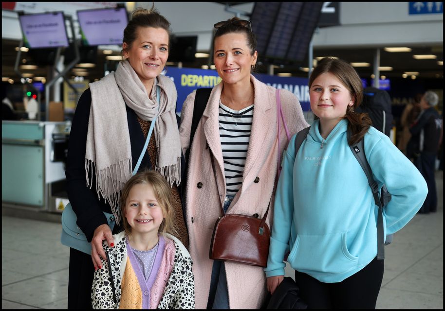 Fiona Daly viajaba con su hija Eleanor (4) y su hermana gemela Lorna Griffin, quien estaba en el aeropuerto de Dublín con su hija Jessie (11) de Tralee, Co Kerry.  Foto: Steve Humphreys