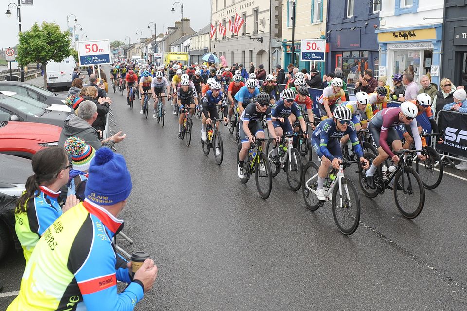 A large group of competitors on their first circuit during the final stage of the Rás Tailteann in Blackrock. Photo: Aidan Dullaghan/Newspics