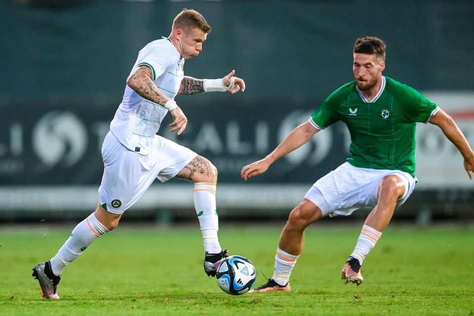 James McClain (solda) ve Matt Doherty, İrlanda Cumhuriyeti adına Antalya'daki Calista Spor Merkezi'nde oynanan hazırlık maçında.  Fotoğraf: Stephen McCarthy/Sportsfile