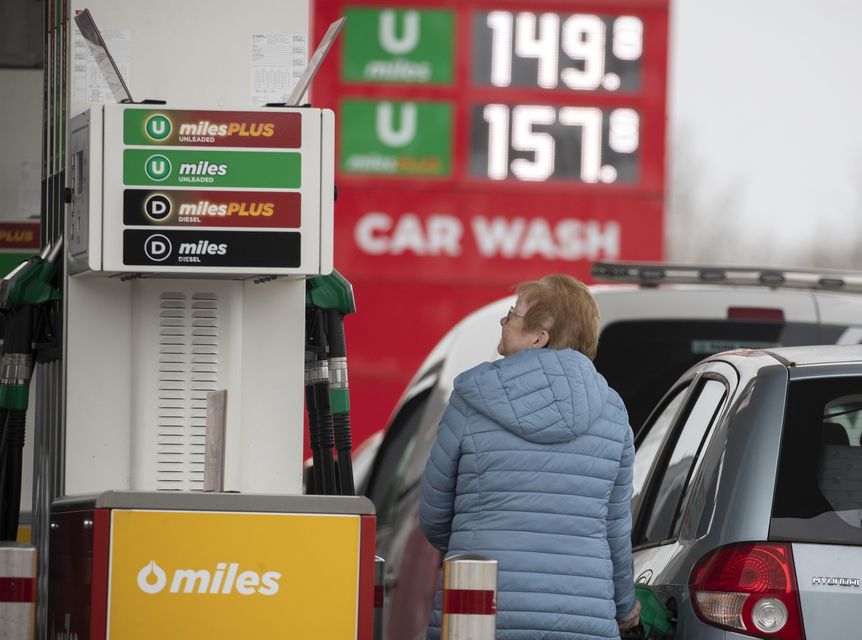 14/12/2023 Los automovilistas hacen fila para repostar combustible esta tarde en la estación de servicio CircleK en Tallaght, ya que la compañía anunció un descuento sorpresa de 20 centavos por litro de combustible desde la 1:00 p.m. de esta tarde hasta las 4:00 p.m.  En las gasolineras participantes...Foto de Colin Keegan, Collins Dublin