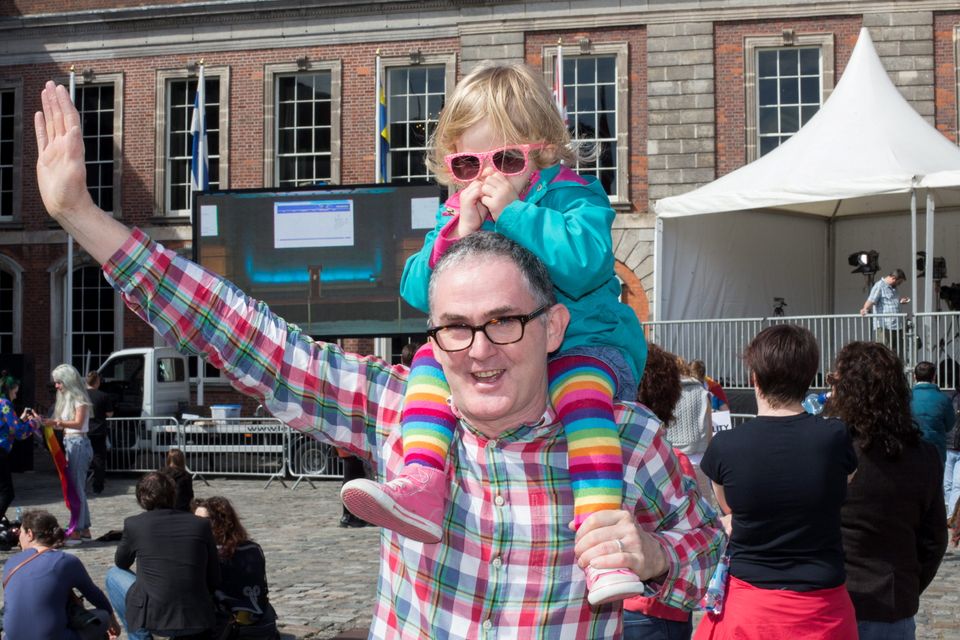 Brian McMahon with his daughter Lucy waiting for the reults of same-sex marriage referendum at Dublin Castle.
Pic:Mark Condren