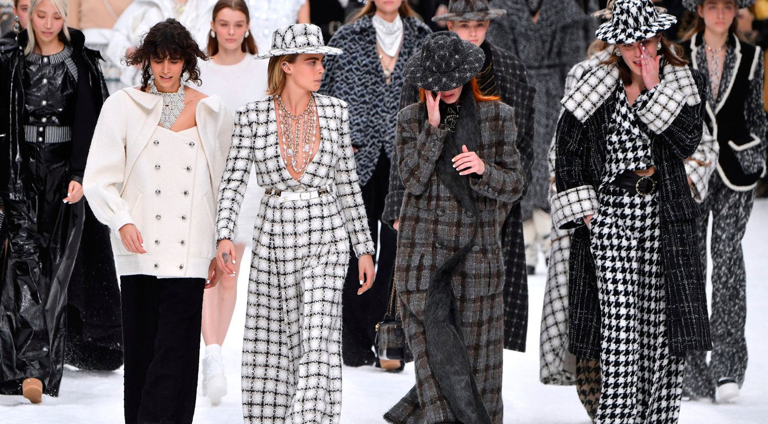 Cara Delevingne, Penelope Cruz and more honor Karl Lagerfeld's final  collection with Chanel - Good Morning America