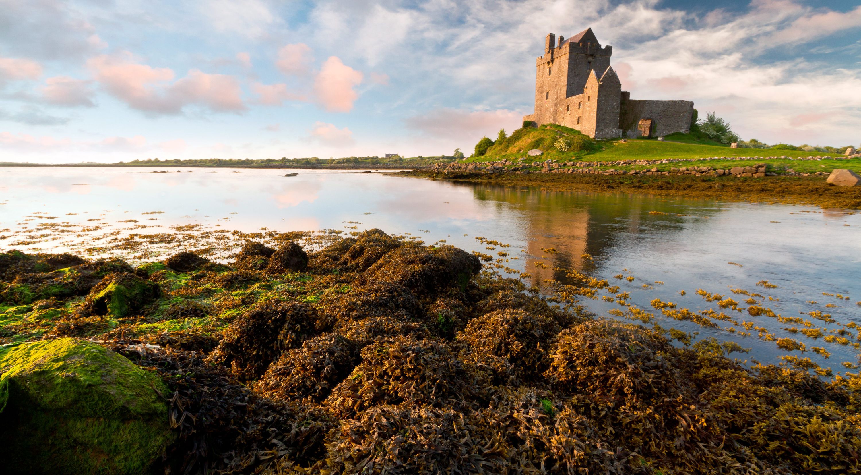 South ireland. Замок Дангвайр Ирландия. Замок Данлюс Ирландия. Город Голуэй Ирландия. Ирландия графство Голуэй.