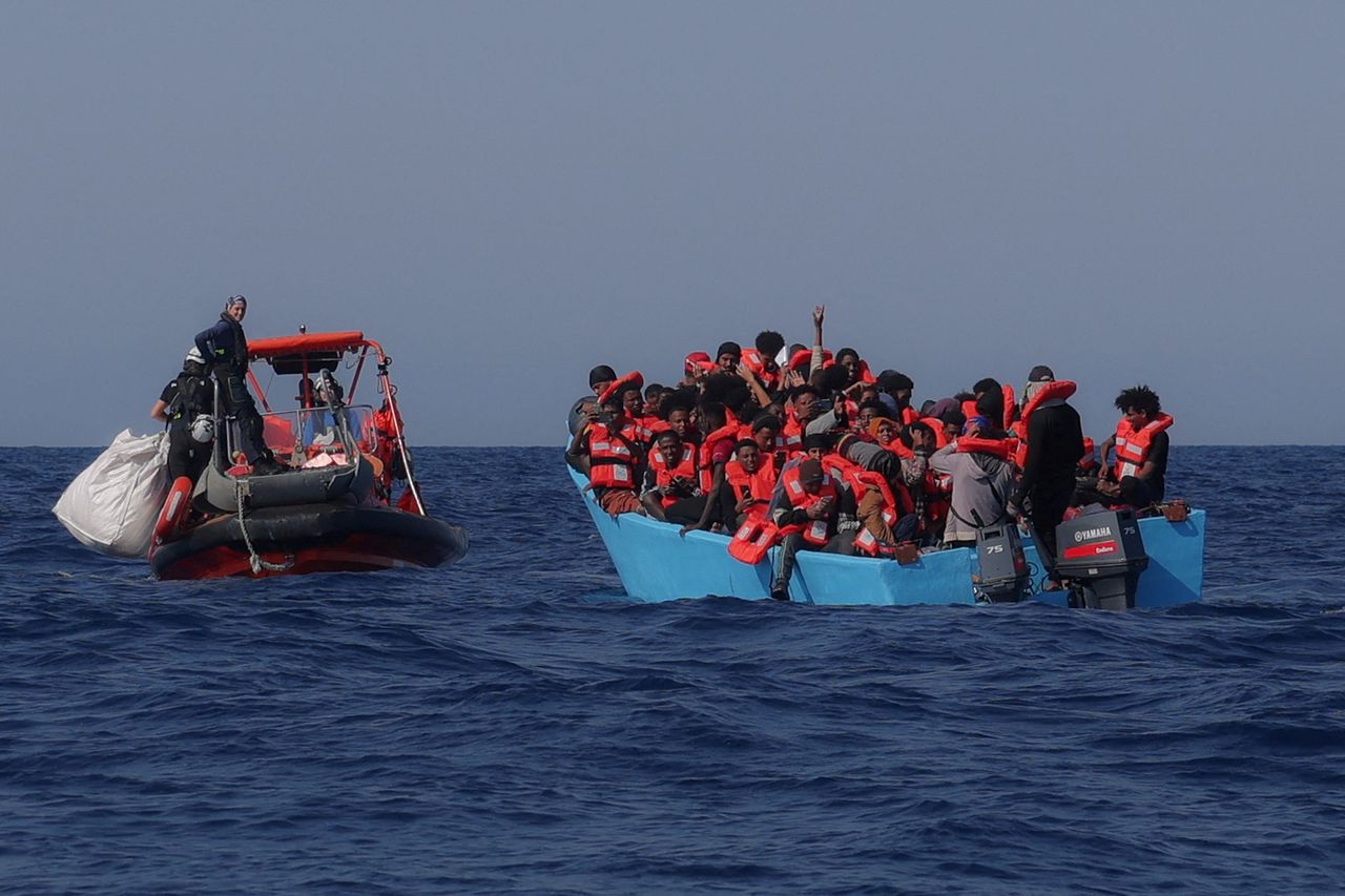 غرق قارب مهاجرين في البحر الأبيض المتوسط، وإنقاذ سفن تجارية لـ 32 ناجياً | صحيفة إيريش إندبندنت