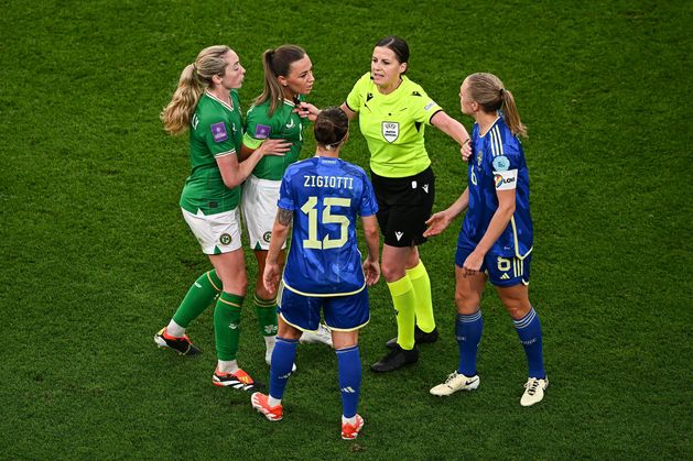 « Ça ne devrait pas ressembler à ça à ce niveau » – Les stars suédoises attaquent l’arbitre après la victoire contre l’Irlande
