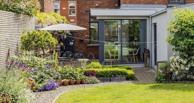 The garden and extension at the back of the house 