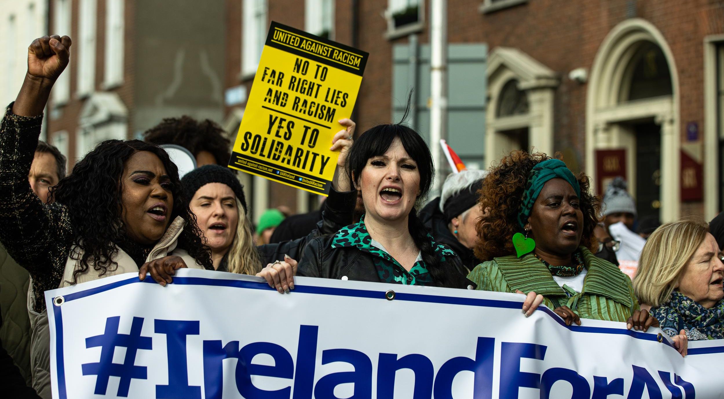 Tens of thousands march through Dublin in solidarity with refugees |  Independent.ie